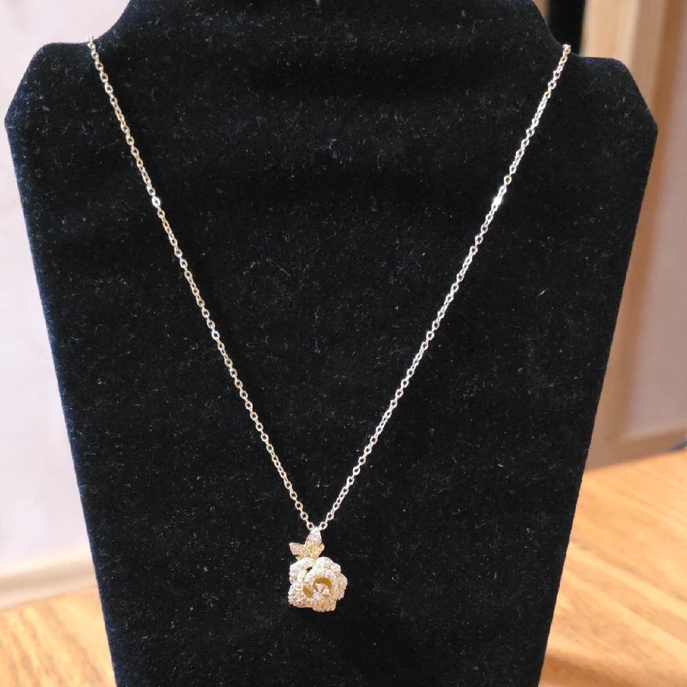 Gold Floral Pendant Necklace